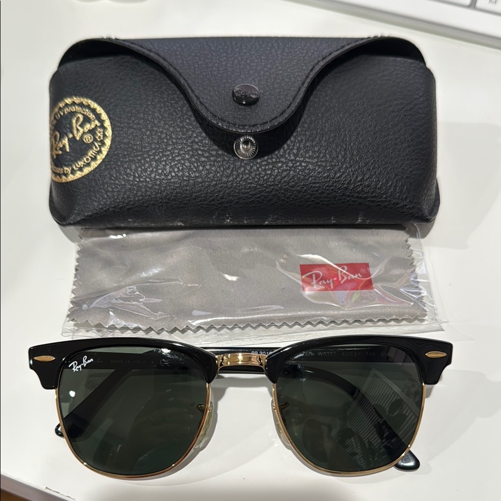 Ray-Ban Wayfarer Black and Gold Sunglasses Unisex